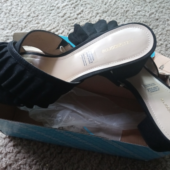 Women Ruffle Slides - Picture 2 of 7